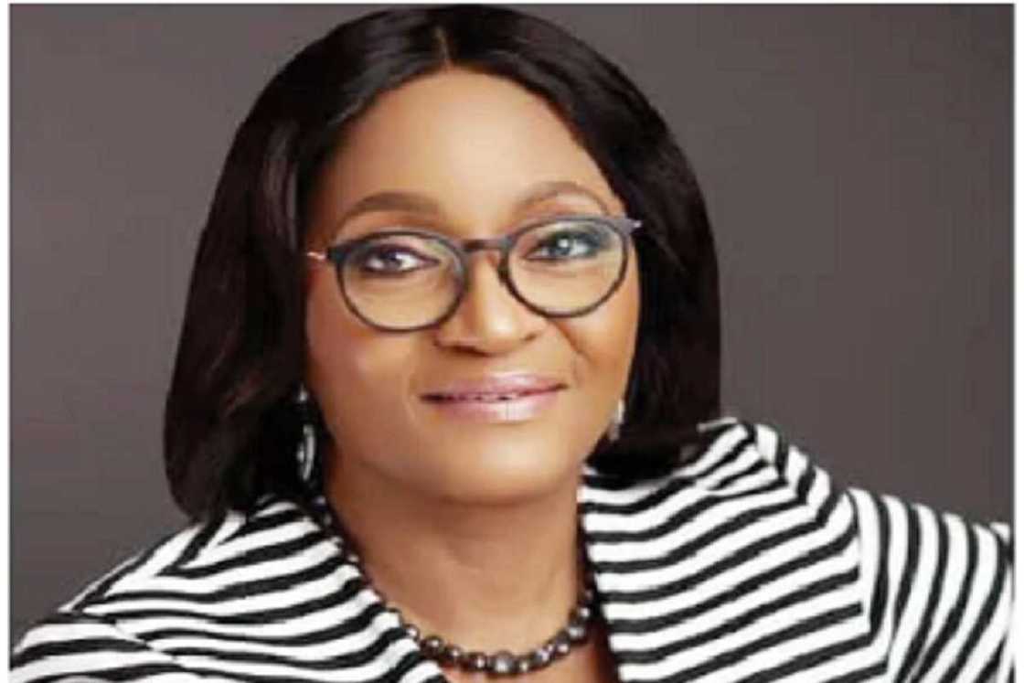 Asirin Wata Ma’aikaciyar Jinya Mai Amfani da Takardun Bogi Ya Tonu Bayan Ta Yi Watanni 3 Tana Amsar Albashi Asirin Wata Ma’aikaciyar Jinya Mai Amfani da Takardun Bogi Ya Tonu Bayan Ta Yi Watanni 3 Tana Amsar Albashi