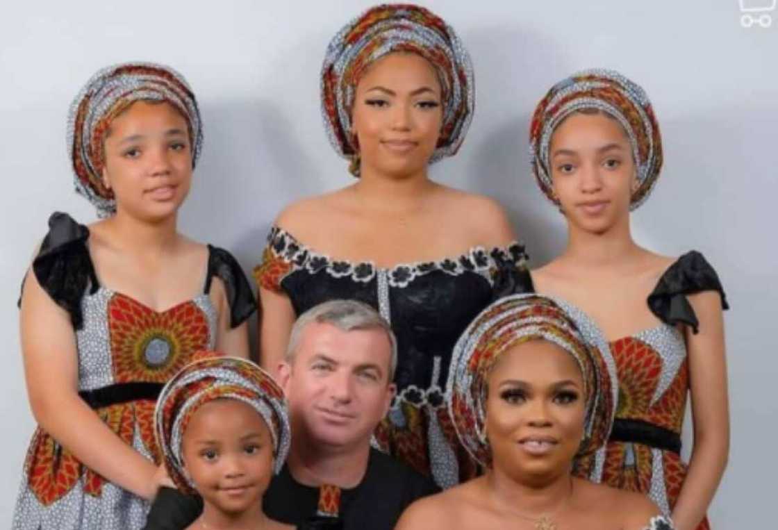 ‘Yan Najeriya 4 da suka auri turawa da kyawawan hotunansu, 1 tana da 'Ya'ya Mata 4 tare da mijinta ‘Yan Najeriya 4 da suka auri turawa da kyawawan hotunansu, 1 tana da 'Ya'ya Mata 4 tare da mijinta