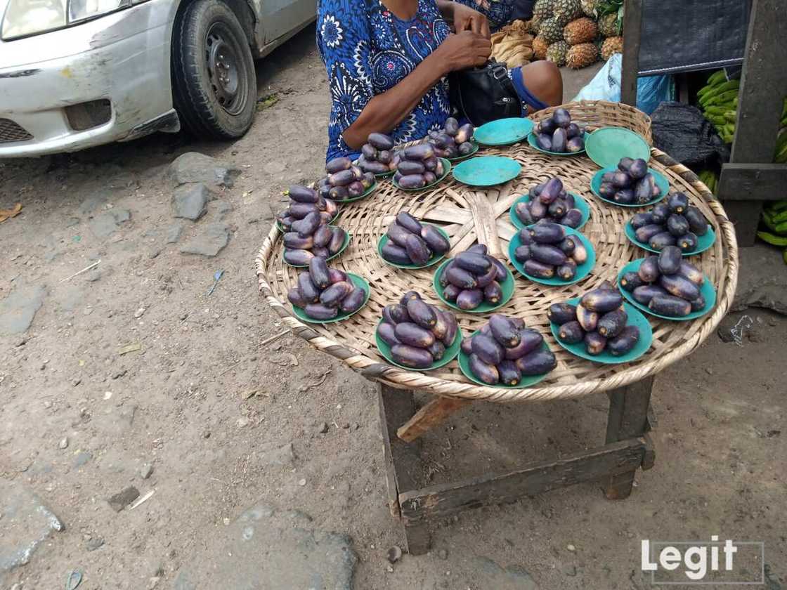 Pear are displayed at affordable prices yet traders complain of poor sales at Lagos market. Photo credit: Esther Odili Pear are displayed at affordable prices yet traders complain of poor sales at Lagos market. Photo credit: Esther Odili