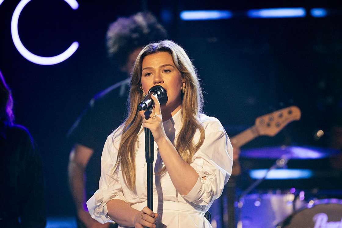 Kelly Clarkson performing onstage Kelly Clarkson performing onstage