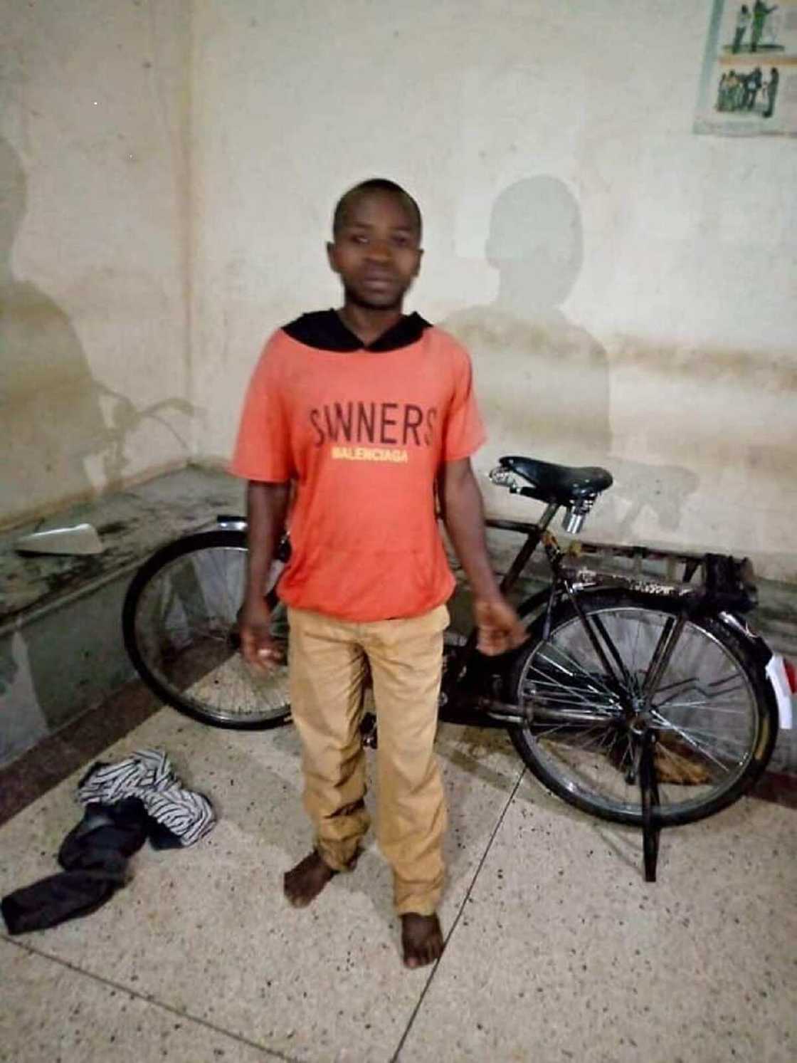 Kotu ta hukunta saurayi da budurwa da aka kama suna jima'i a kan titi da rana tsaka a bainar jama'a Kotu ta hukunta saurayi da budurwa da aka kama suna jima'i a kan titi da rana tsaka a bainar jama'a