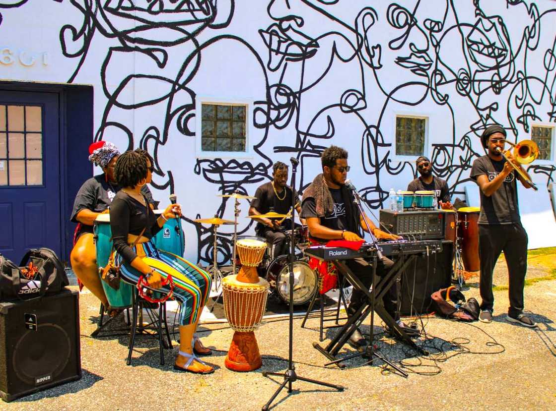 Which department are in art class? Which department are in art class?