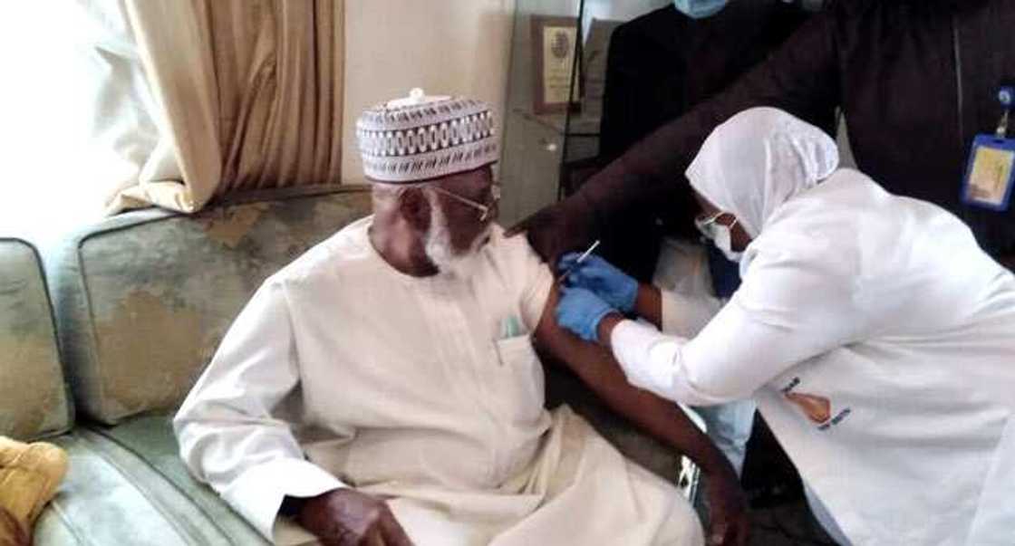 Abdulsalami takes COVID-19 vaccine