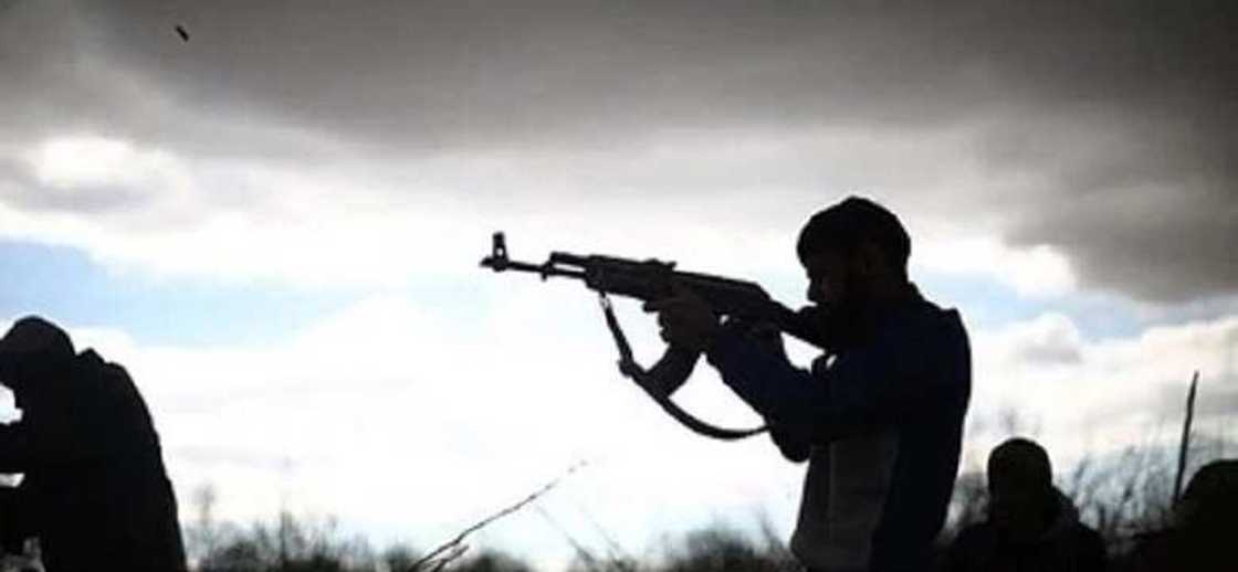 Yan Bindiga Sun Budewa Ayarin Motocin Sanata Wuta a Kogi Yan Bindiga Sun Budewa Ayarin Motocin Sanata Wuta a Kogi