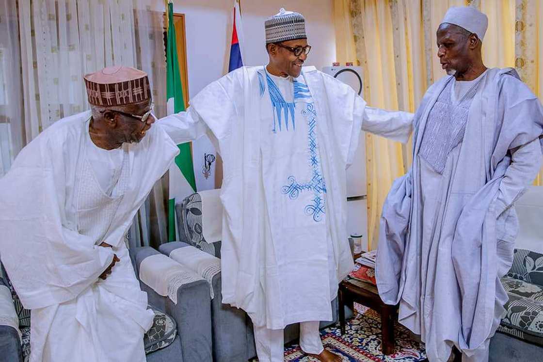 Yanzu Yanzu: Shugaba Buhari ya karbi bakuncin abokan karatunsa Yanzu Yanzu: Shugaba Buhari ya karbi bakuncin abokan karatunsa