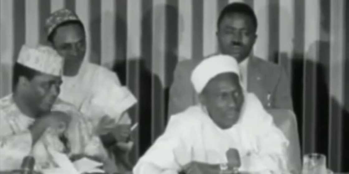 Waiwaye: Bidiyon Shagari yana kunna sigari lokacin da Firayim Minista Tafawa Balewa ke jawabi ga taron jama'a Waiwaye: Bidiyon Shagari yana kunna sigari lokacin da Firayim Minista Tafawa Balewa ke jawabi ga taron jama'a