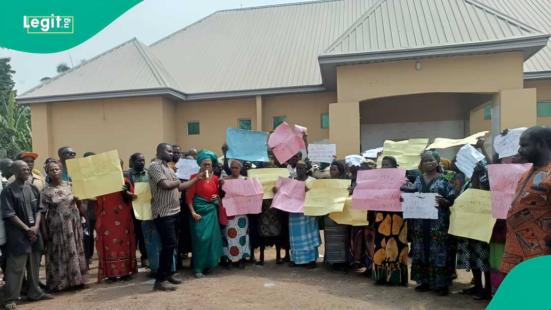 Ndiowu residents display placards rejecting ‘illegitimate’ Igwe election in Anambra