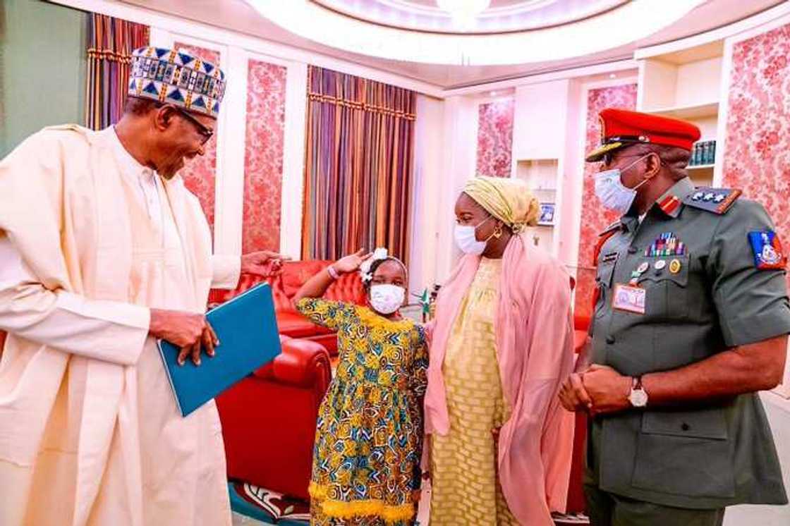 Little girl shows uncommon confidence, salutes Buhari as family visits Aso Villa