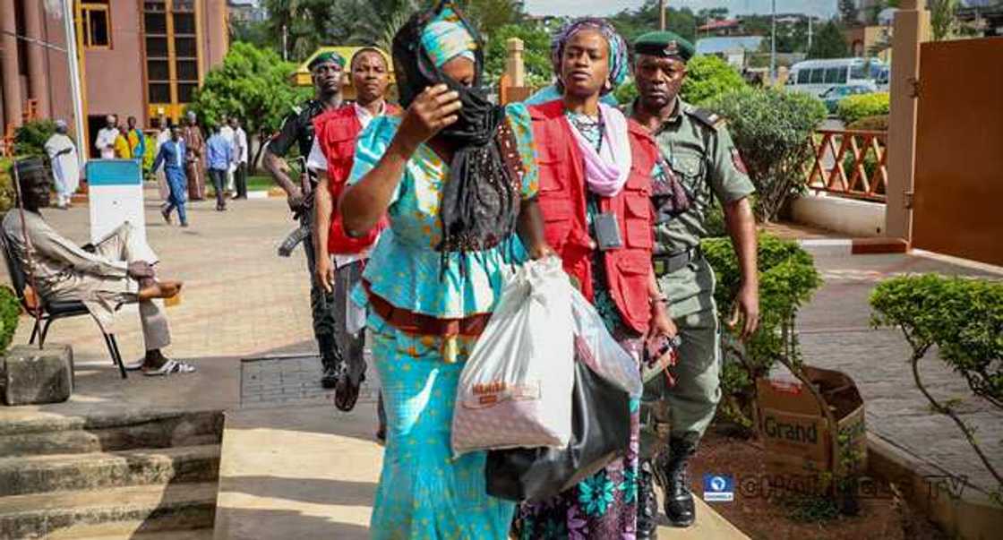 Da duminsa: An gurfanar da ma'akaciyar JAMB da tace Macijiya ta hadiye miliyan 36 (Hotuna) Da duminsa: An gurfanar da ma'akaciyar JAMB da tace Macijiya ta hadiye miliyan 36 (Hotuna)