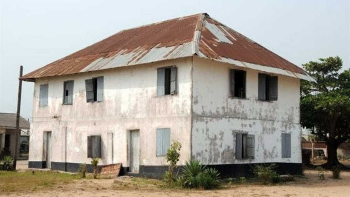 It has the common feature associated with colonial buildings. It has the common feature associated with colonial buildings.