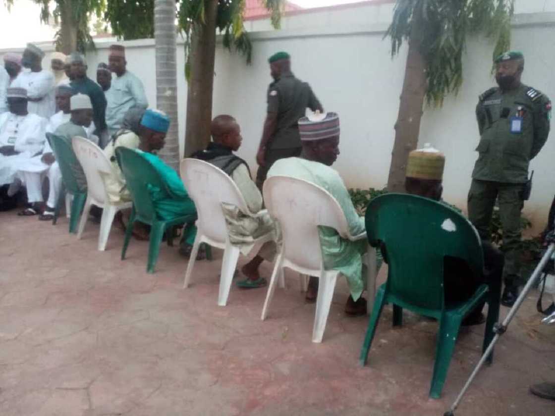 Hotunan shugaban 'yan bindiga tare da tawagarsa suna mika makamansu ga Matawalle Hotunan shugaban 'yan bindiga tare da tawagarsa suna mika makamansu ga Matawalle