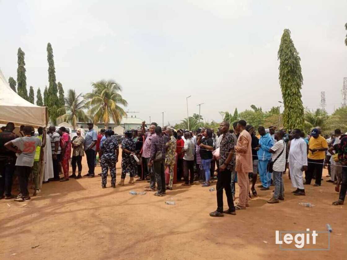 Masu zabe sun yi layi suna jiran ya kai kansu Masu zabe sun yi layi suna jiran ya kai kansu