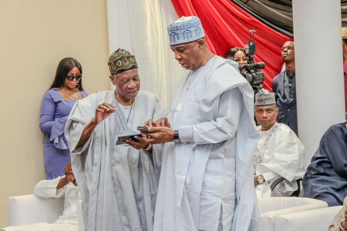 Saraki da tsohon shugaban APC wajen kaddamar da littafin Adoke. Saraki da tsohon shugaban APC wajen kaddamar da littafin Adoke.