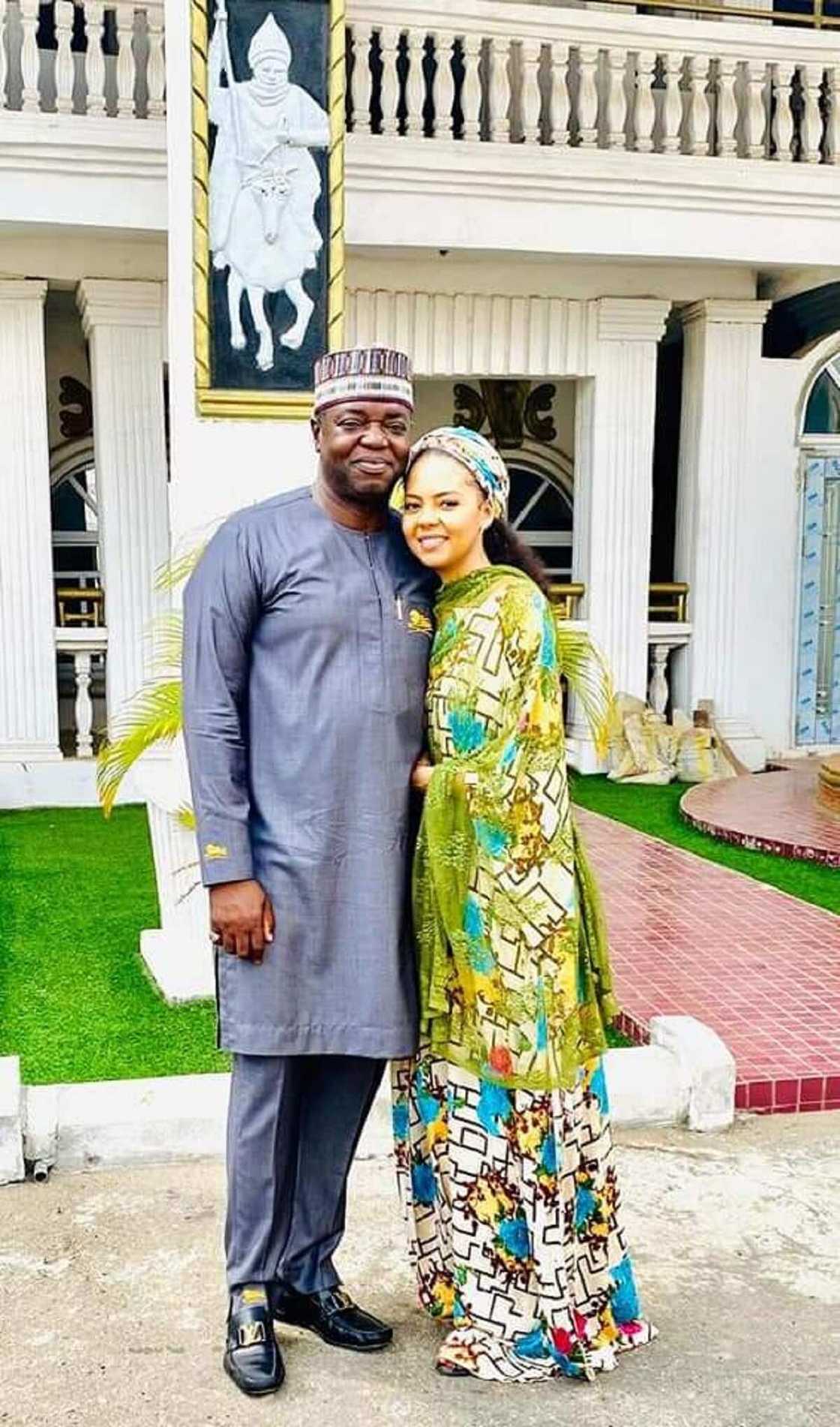 Adama Indimi da mijinta sun ziyarci surukinta a fadarsa (Hotuna) Adama Indimi da mijinta sun ziyarci surukinta a fadarsa (Hotuna)