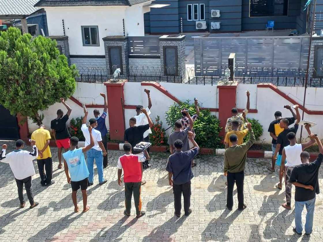 Daliban da EFCC ta kama. Daliban da EFCC ta kama.