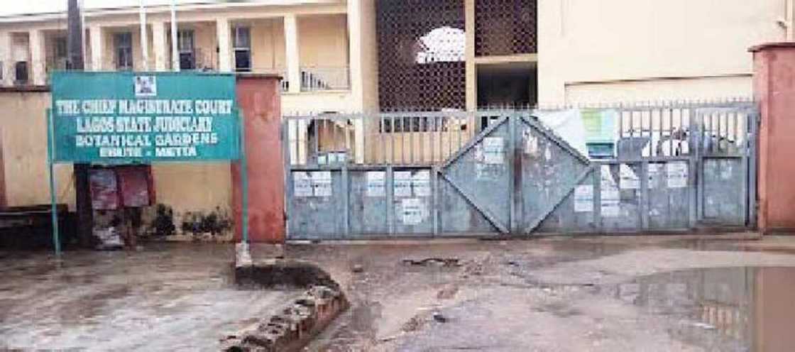 An gurfanar da ɗan shekara 21 kan lakaɗa wa Sufetan ɗan sanda duka da sace masa N80,000 An gurfanar da ɗan shekara 21 kan lakaɗa wa Sufetan ɗan sanda duka da sace masa N80,000