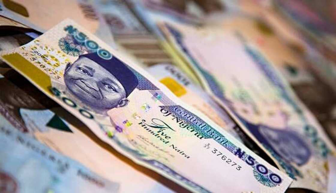 Tsafi karara: Hankula sun tashi yayin da wata matar aure ta rika aman sabbin kudi a Najeriya