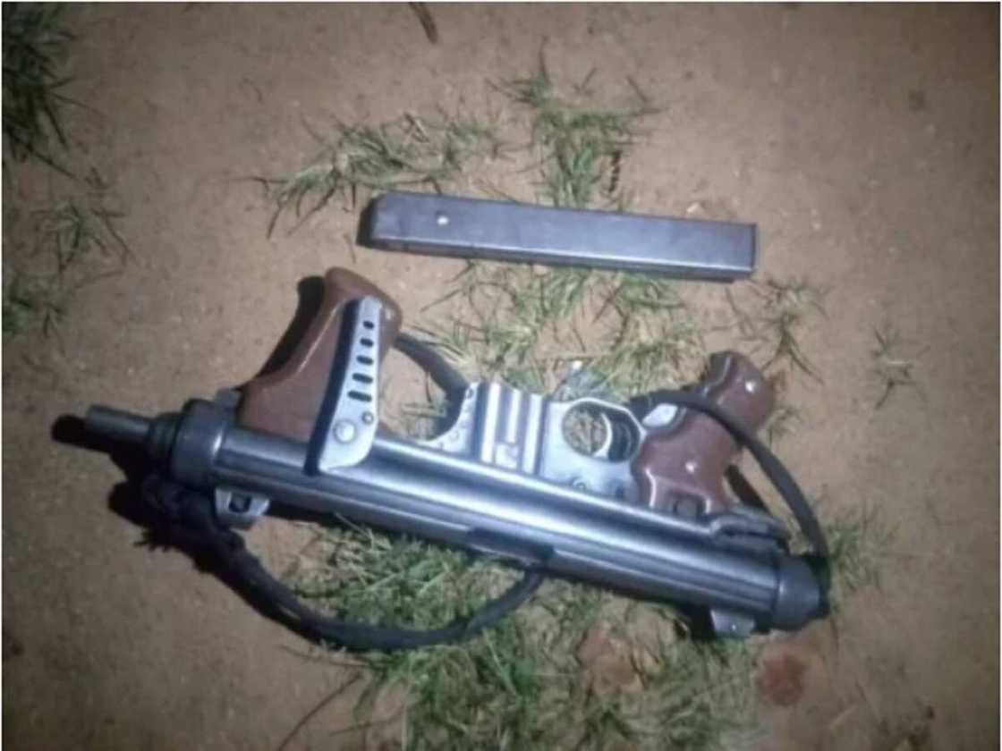 Hotunan muggan bindigu da harsasai da 'yan sanda suka ƙwato daga hannun 'yan bindiga a Kaduna Hotunan muggan bindigu da harsasai da 'yan sanda suka ƙwato daga hannun 'yan bindiga a Kaduna