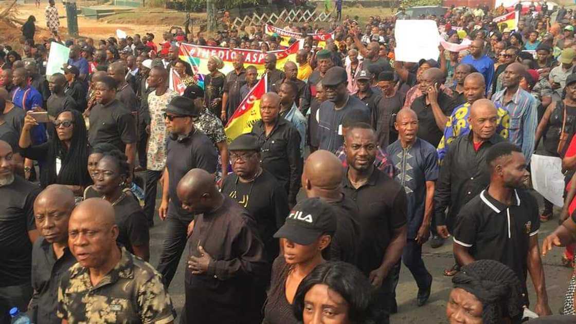 Kwace kujerar Gwamnan Imo: Masoya Ihedioha sun gudanar da zanga mai sosa zuciya, sun zargi Tanko da kisan Dimokradiyya Kwace kujerar Gwamnan Imo: Masoya Ihedioha sun gudanar da zanga mai sosa zuciya, sun zargi Tanko da kisan Dimokradiyya