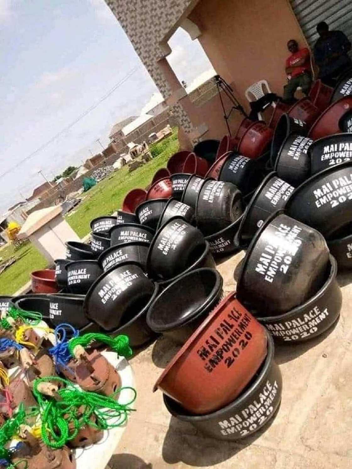 Dan majalisa daga Zamfara ya bayar da tallafi na miliyoyin naira ga al'umman mazabarsa (hotuna) Dan majalisa daga Zamfara ya bayar da tallafi na miliyoyin naira ga al'umman mazabarsa (hotuna)