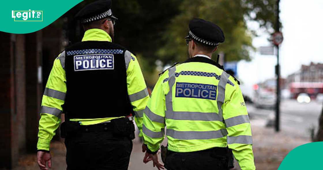 Yan sandan kasar Ingila. Yan sandan kasar Ingila.