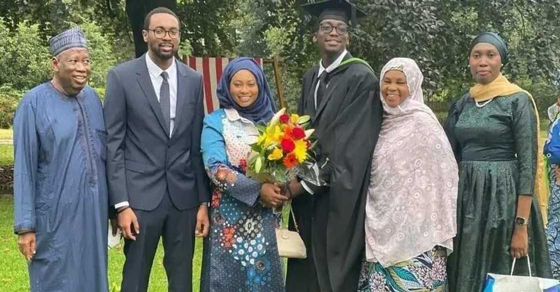 Gwamna Ganduje da iyalansa a Landan Gwamna Ganduje da iyalansa a Landan