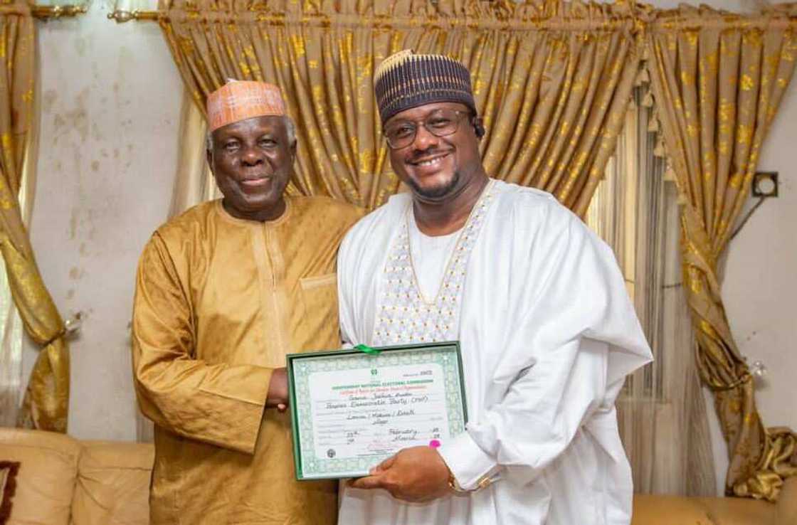 Tsohon Minista, Jerry Gana tare da ɗansa. Tsohon Minista, Jerry Gana tare da ɗansa.