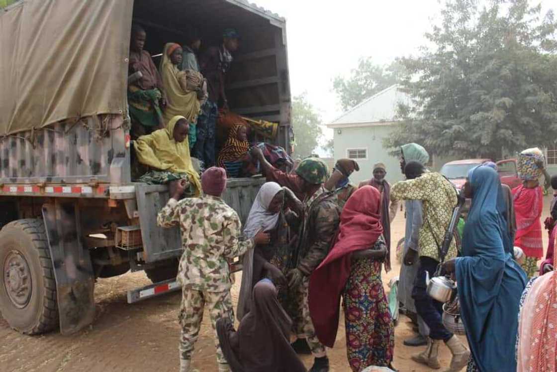 Da dumi-dumi: Mayakan ISWAP da iyalansu 104 sun mika wuya Da dumi-dumi: Mayakan ISWAP da iyalansu 104 sun mika wuya