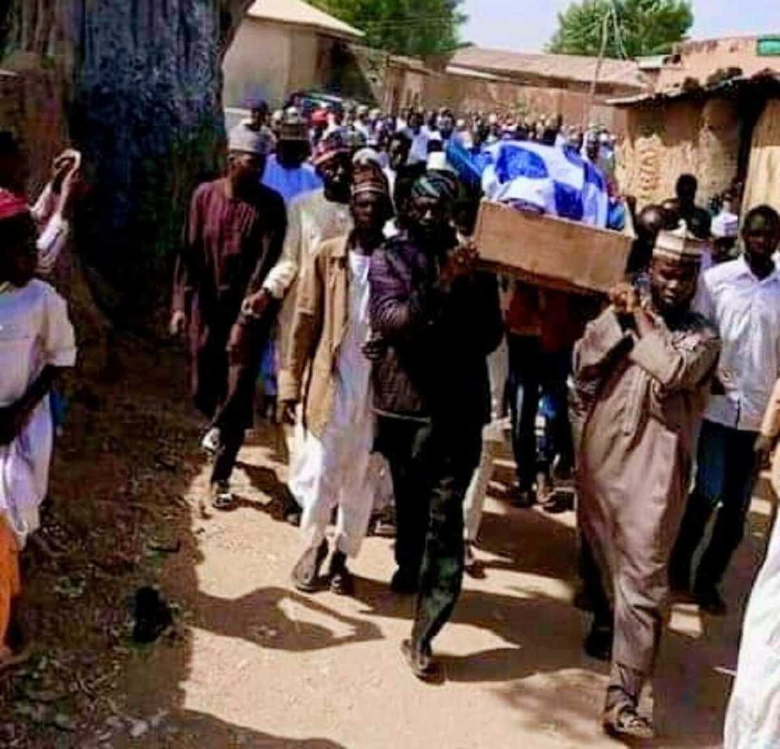 Babban mai mukami a Zamfara ya fadi ya mutu a wurin bikin diyar Sanata Yarima (Hotuna) Babban mai mukami a Zamfara ya fadi ya mutu a wurin bikin diyar Sanata Yarima (Hotuna)
