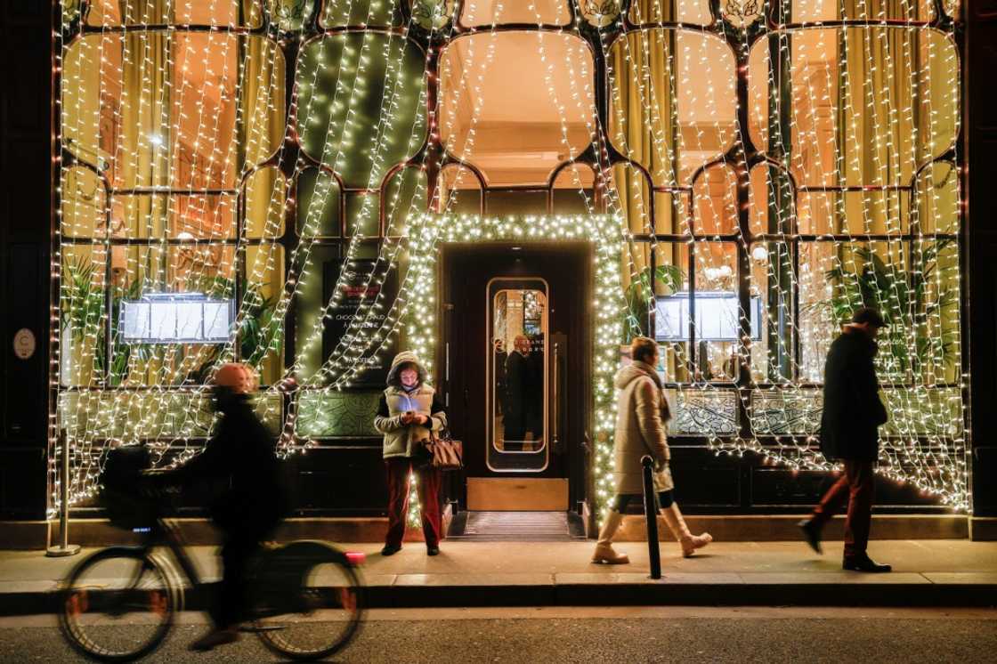 Paris restaurants hope tourists will help them recover after several tough years Paris restaurants hope tourists will help them recover after several tough years