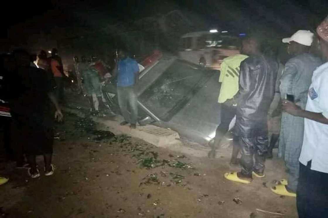 Kano: Motar Giya Ta Faɗi Kusa Da Ofishin Hisbah, Wasu Sun Ƙi Kai Dauƙi Don Gudun Fushin Allah Kano: Motar Giya Ta Faɗi Kusa Da Ofishin Hisbah, Wasu Sun Ƙi Kai Dauƙi Don Gudun Fushin Allah