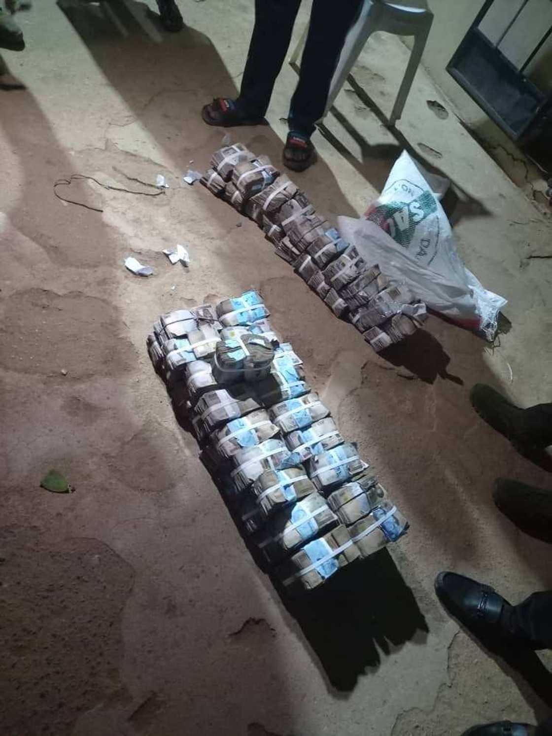 An damke yaran siyasan Aisha Binani suna rabawa Deleget makudan kudi a Adamawa An damke yaran siyasan Aisha Binani suna rabawa Deleget makudan kudi a Adamawa