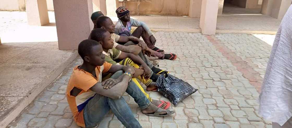 Hotunan mutum 5 da 'yan sanda suka ceto daga miyagu a dajin Dansadau da ke Zamfara Hotunan mutum 5 da 'yan sanda suka ceto daga miyagu a dajin Dansadau da ke Zamfara