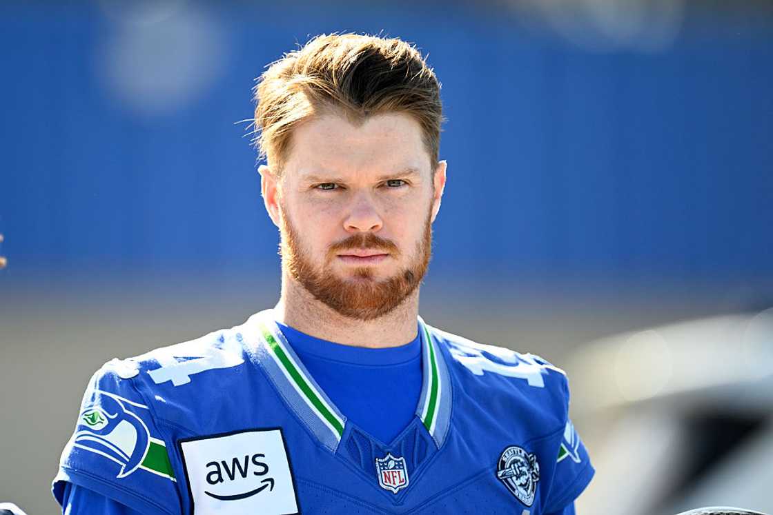 Sam Darnold practices before a match