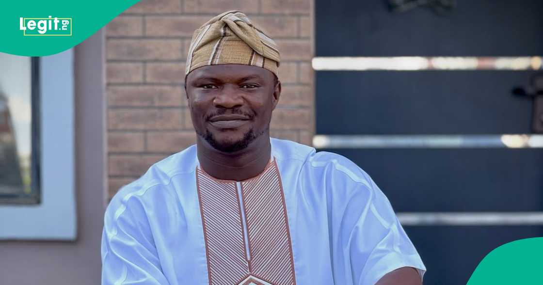 Man laments over singer Toluwanisings' death. Man laments over singer Toluwanisings' death.