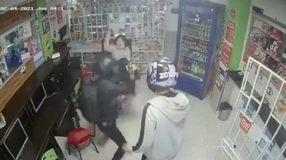 Bidiyon jarumar yarinya tana fatattakar kattin 'yan fashi daga shagon mahaifiyarta da adda Bidiyon jarumar yarinya tana fatattakar kattin 'yan fashi daga shagon mahaifiyarta da adda