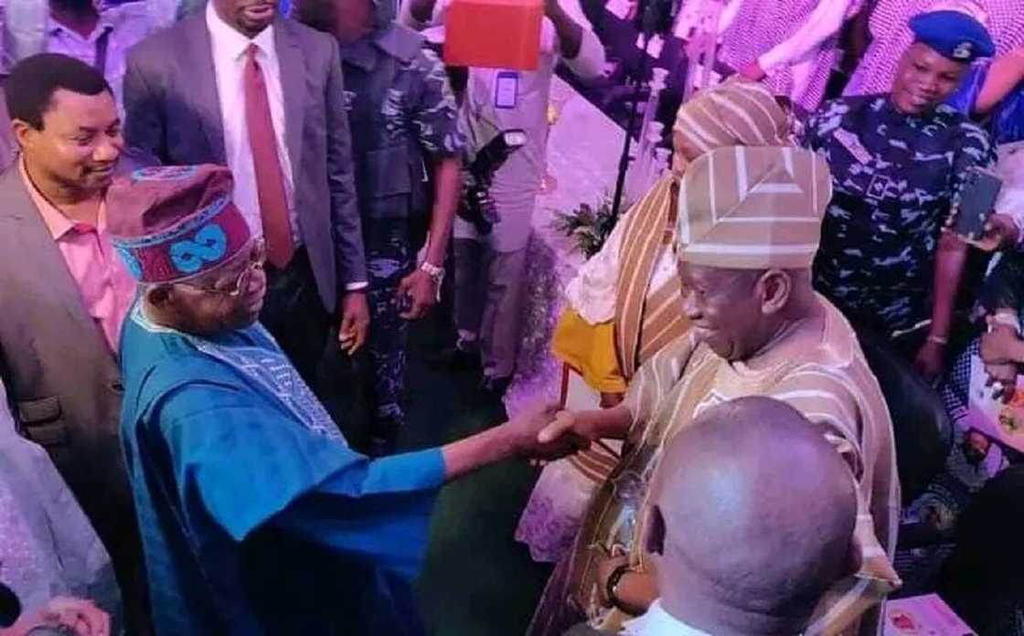 Tinubu a wurin nadin sarautar Ganduje.