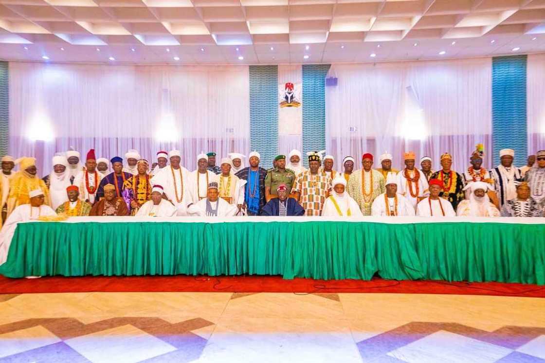 Hoton lokacin da Sarakuna suka kai wa Tinubu ziyara a Villa. Hoton lokacin da Sarakuna suka kai wa Tinubu ziyara a Villa.