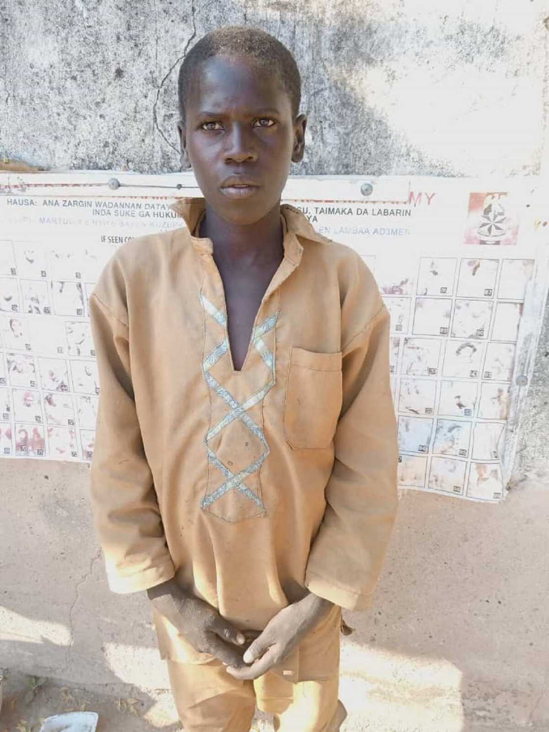 Hotunan 'yan Boko Haram da soji suka kashe, sun damke mai hada bama-bamai a Borno Hotunan 'yan Boko Haram da soji suka kashe, sun damke mai hada bama-bamai a Borno