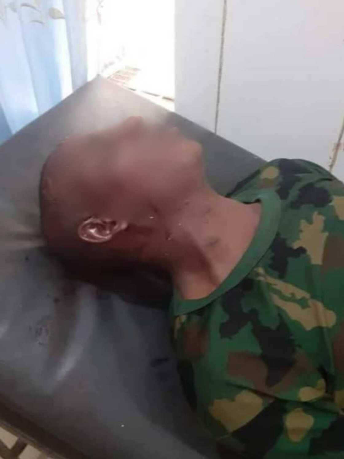 Wani sojan Najeriya ya wallafa hotunan abokan aikinsa da Boko Haram suka kashe a Maiduguri