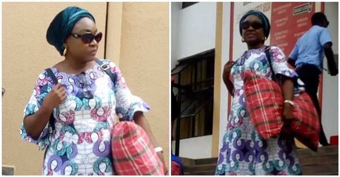 Tsohuwar shugabar ma’aikatan tarayya Oyo-Ita ta isa kotun Abuja da matashin kai (hotuna) Tsohuwar shugabar ma’aikatan tarayya Oyo-Ita ta isa kotun Abuja da matashin kai (hotuna)