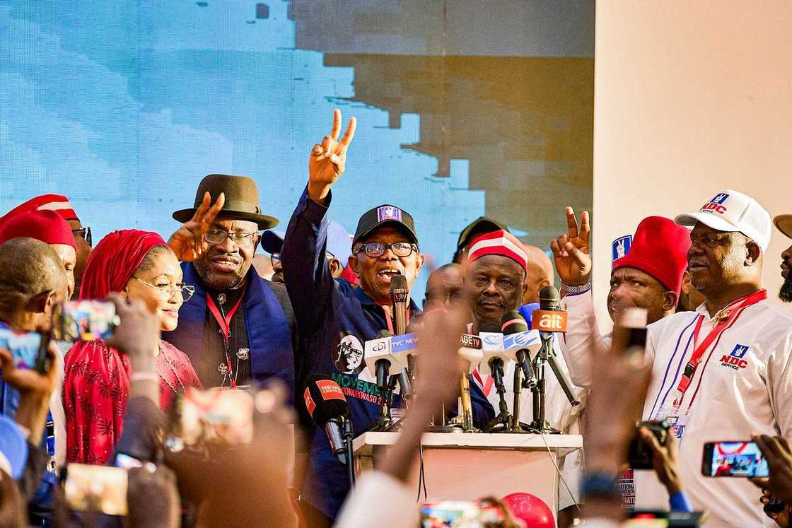 Rabiu Kwankwaso da Peter Obi a wajen taron siyasa Rabiu Kwankwaso da Peter Obi a wajen taron siyasa