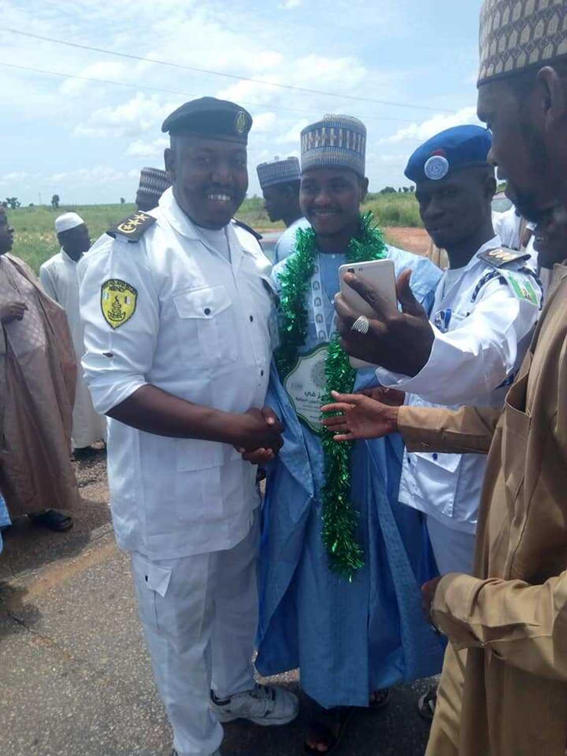 Idris Muhammad, gwarzon shekara a musabakar bana ta Saudiya ya samu tarbo na musamman lokacin da ya iso Najeriya (Hotuna) Idris Muhammad, gwarzon shekara a musabakar bana ta Saudiya ya samu tarbo na musamman lokacin da ya iso Najeriya (Hotuna)