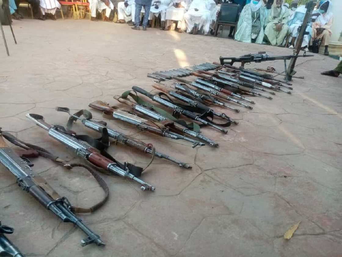 Hotunan shugaban 'yan bindiga tare da tawagarsa suna mika makamansu ga Matawalle Hotunan shugaban 'yan bindiga tare da tawagarsa suna mika makamansu ga Matawalle