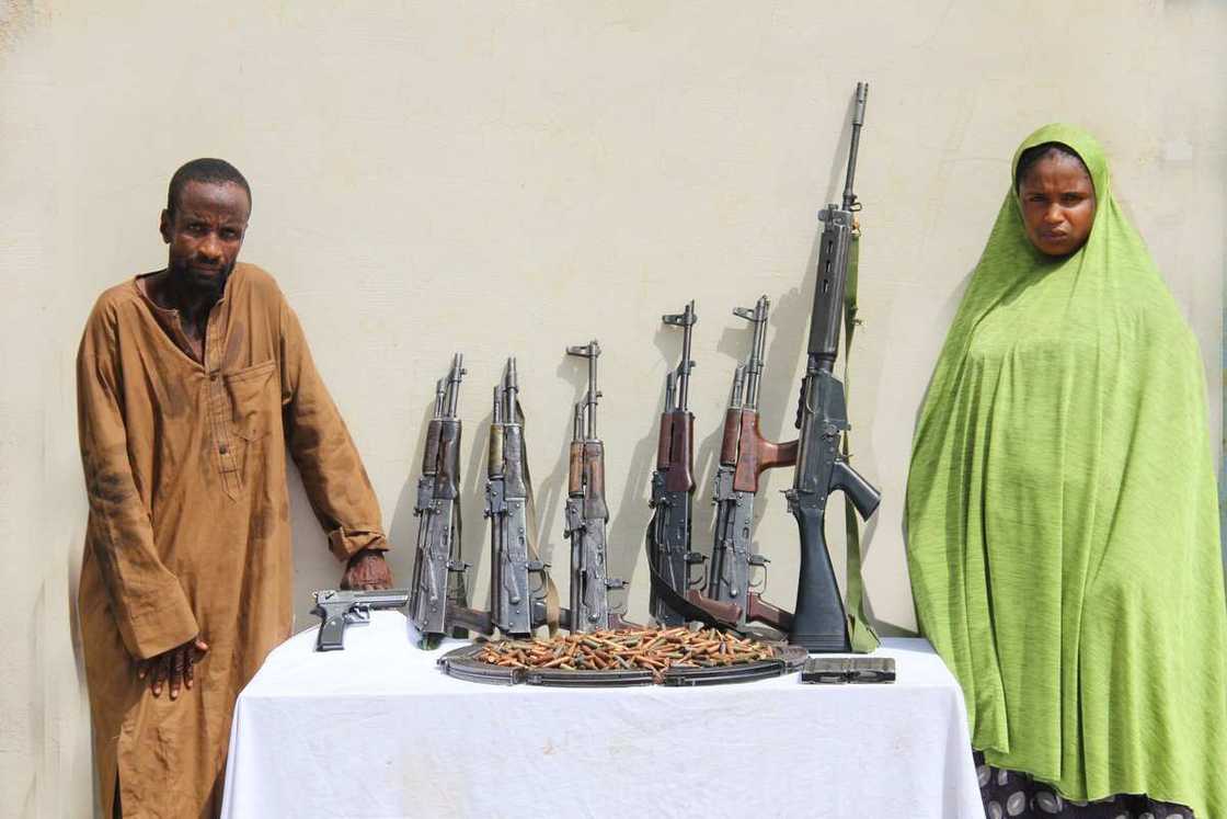 Rundunar 'yan sanda ta cafke wata mata da ke safarar makamai ga masu garkuwa da mutane Rundunar 'yan sanda ta cafke wata mata da ke safarar makamai ga masu garkuwa da mutane