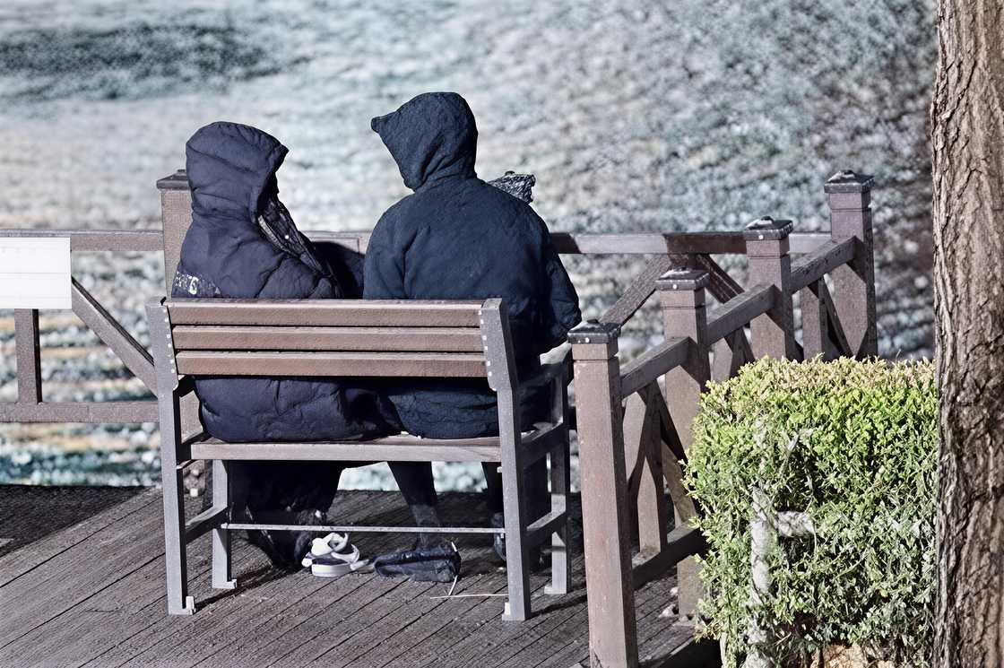 Hyeri and Ryu Jun-yeol sit next to a lake Hyeri and Ryu Jun-yeol sit next to a lake