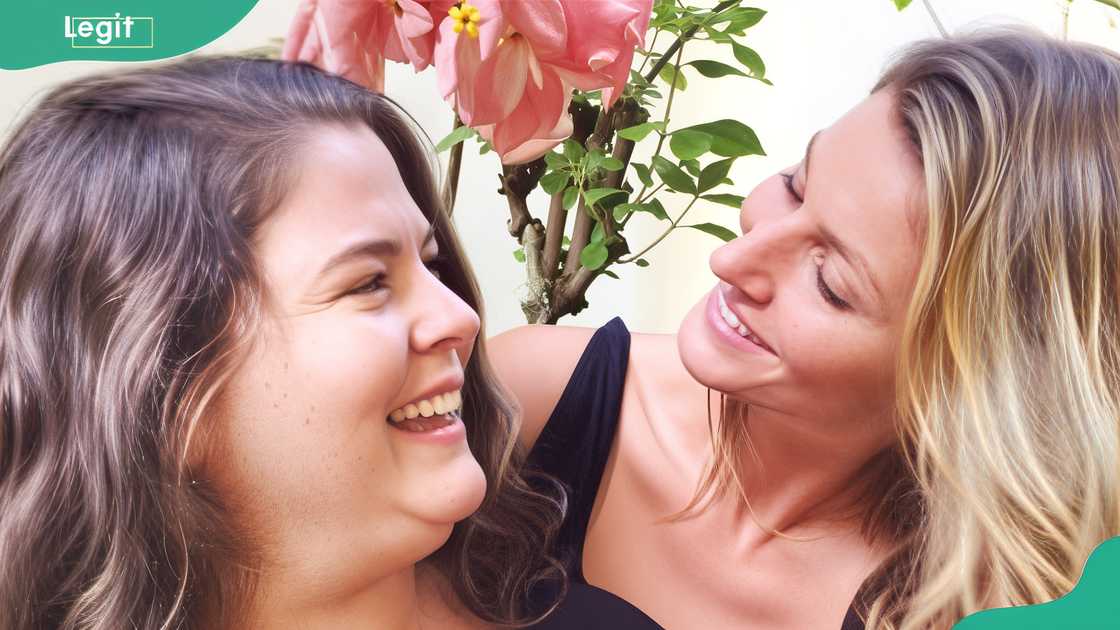 Gisele Bündchen and her sister, Raquel Karine hanging each other