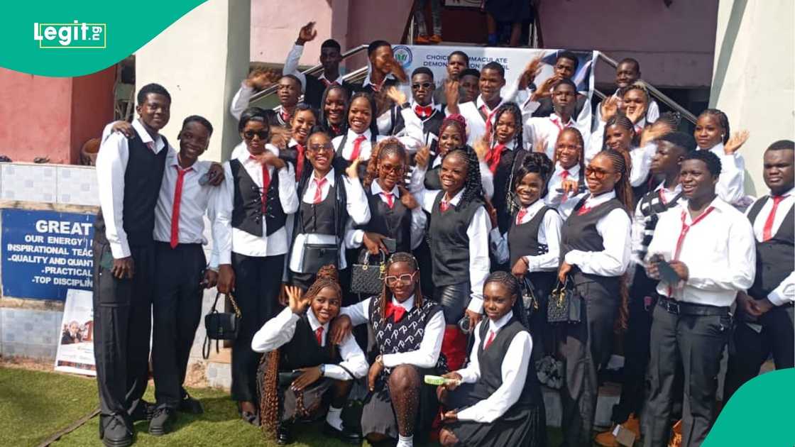 Yoruba girl dominates Anambra graduation, winning multiple awards across subjects including Igbo language. Yoruba girl dominates Anambra graduation, winning multiple awards across subjects including Igbo language.