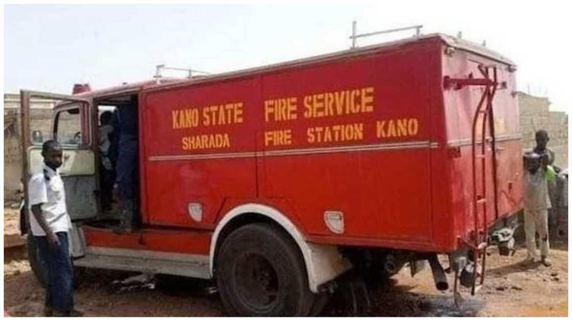 Hukumar kashe gobara ta ce ta tsamo mutanen biyu da suka fada masai amma an tabbatar da mutuwarsu a asibiti Hukumar kashe gobara ta ce ta tsamo mutanen biyu da suka fada masai amma an tabbatar da mutuwarsu a asibiti