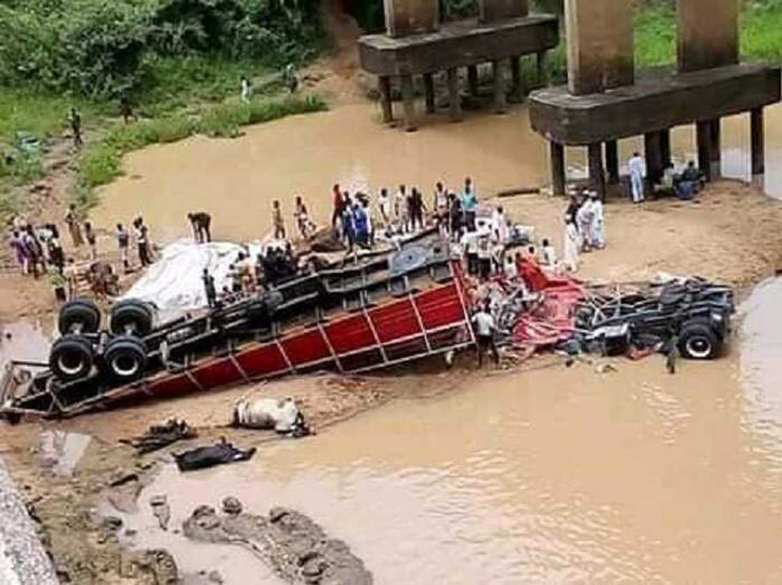 Wata babbar mota ta fadi a jihar Kaduna ta yi sanadiyyar rayukan mutane da dama Wata babbar mota ta fadi a jihar Kaduna ta yi sanadiyyar rayukan mutane da dama